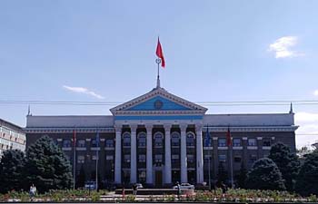 В Бишкеке начали выплаты отпускных и зарплат учителям после месячной задержки