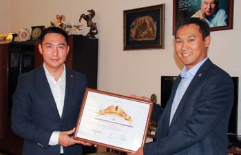 В Кыргызстане наградили первого «Почетного туриста»
