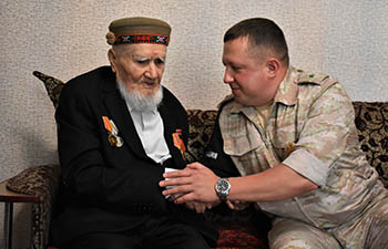 Российские военные в Таджикистане навестили ветерана ВОВ накануне Дня памяти и скорби
